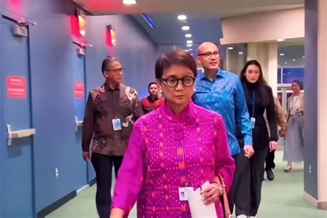 Potret Menlu Retno Marsudi Kenakan Pakaian Motif Songket Manggarai NTT