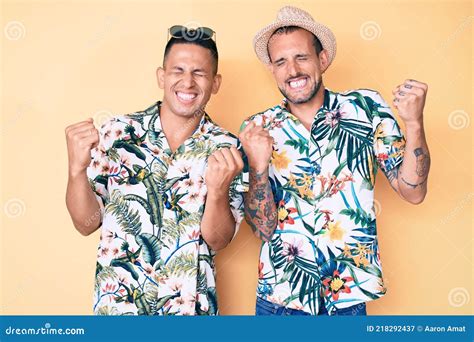 Joven Pareja Gay De Dos Hombres Con Sombrero De Verano Y Camisa Hawaiana Muy Feliz Y Emocionado