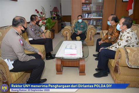 Rektor Uny Terima Penghargaan Dari Dirlantas Polda D I Yogyakarta