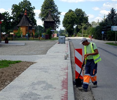 Budowa chodnika w Chomranicach na ukończeniu Starostwo Powiatowe w