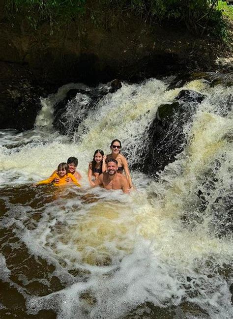 Wesley Safad O Se Refresca Em Cachoeira A Mulher E Os Filhos Em