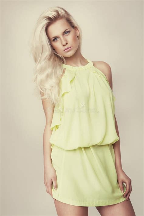 Fille Attirante De Blonde De Mode Image Stock Image Du Coiffure Mignon 31636913