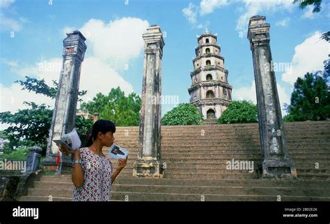 Vietnam Ein Verkäufer vor der Thien Mu Pagode Hue Thien Mu