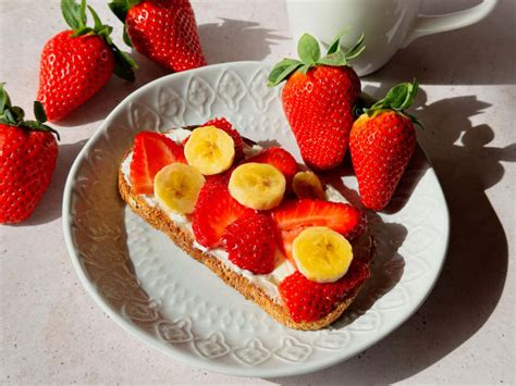 Tostada de Queso con Fresas y Plátano Receta ekilu