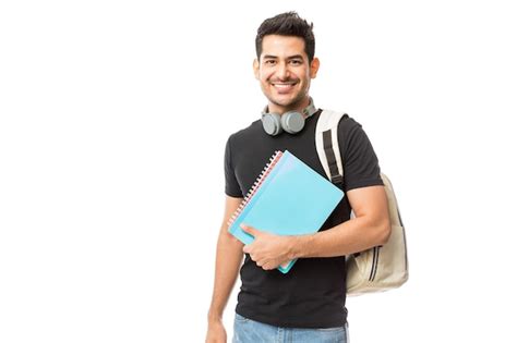 Retrato De Sonriente Joven Estudiante Universitario Con Libros Y