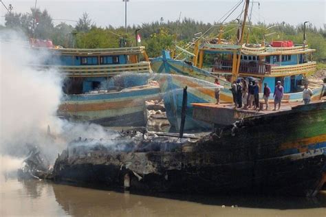 Kapal Nelayan Hangus Terbakar Dalam Kebakaran Hebat Di Galangan Kota