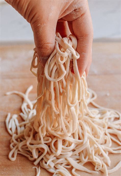 Chinese Handmade Noodles Just 3 Ingredients The Woks Of Life Recette Recettes De Cuisine