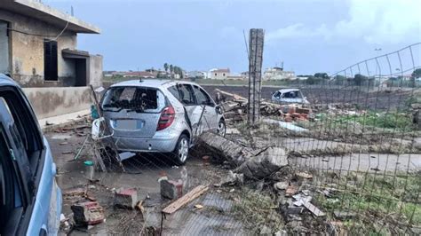 Tromba D Aria A Isola Di Capo Rizzuto Tetti Scoperchiati Case E Auto