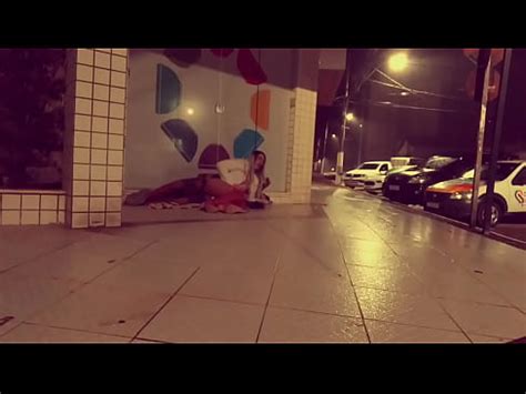 MORADOR DE RUA METEU NO CUZINHO DA SAFADA NA CALÇADA XVIDEOS