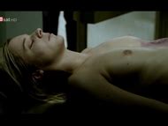 Naked Bernadette Heerwagen In Hinter Blinden Fenstern