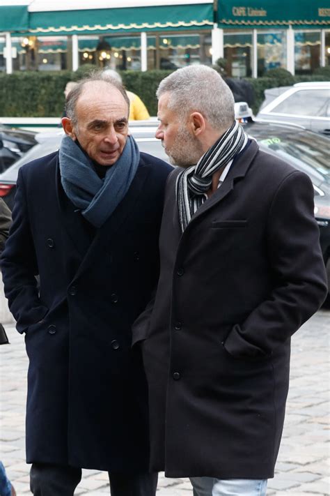 Photo Eric Zemmour et Eric Naulleau arrivant aux obsèques de Philippe