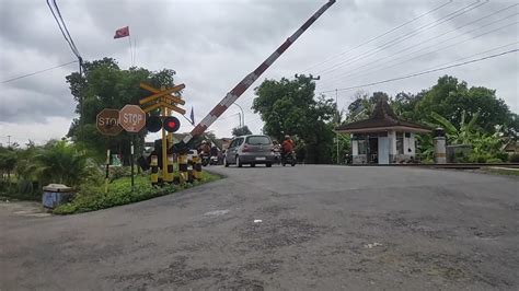 PALANG PINTU PERLINTASAN KERETA API RAILROAD CROSSING KA BENGAWAN