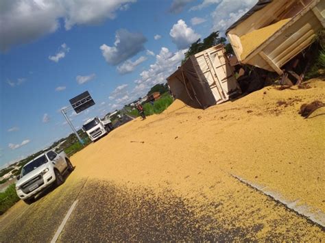 Carreta Carregada Soja Tomba E Interdita Trecho De Rodovia Em Jales