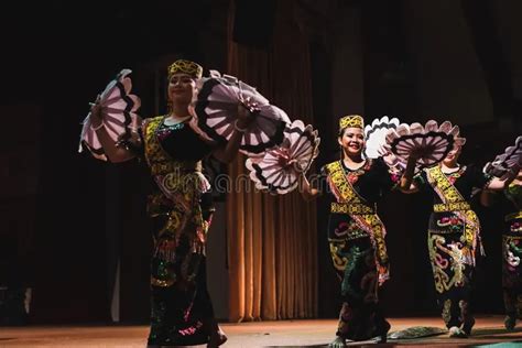 Sarawak Orang Ulu Traditional Costume Sarawak Native Beautiful Orang Ulu Ladies In Traditional