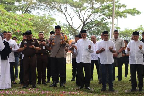 Peringatan 18 Tahun Tsunami Aceh Di Kuburan Massal Siron