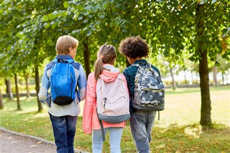 Crianças Indo Para A Escola Foto Premium