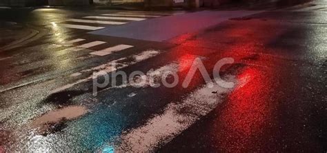 雨上がり、夜の道路 No 26549646｜写真素材なら「写真ac」無料（フリー）ダウンロードok