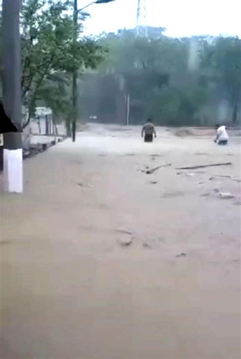 La Jornada Desalojan a 200 familias tras desbordarse el río Santa