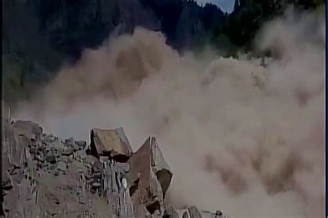 Huge Landslide In Uttarakhand Leaves 15000 Tourists Stranded On Badrinath Route India News