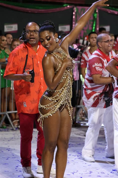 Erika Januza Abusa Da Sensualidade No Look De Carnaval