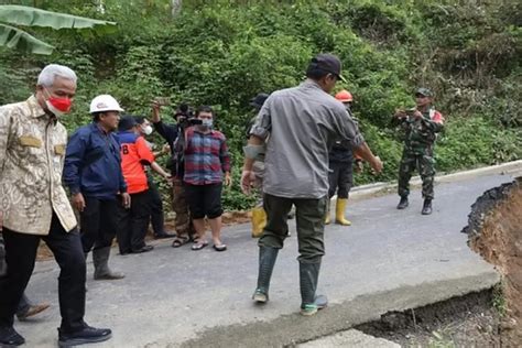 Tiliki Jembatan Gumelar Yang Putus Akibat Air Bah Gubernur Ganjar