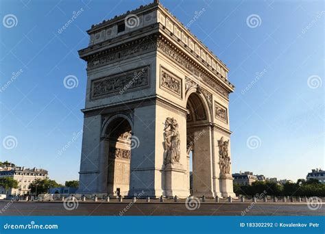 Famoso Arco De Paris - O Famoso Arco Triunfal Em Sunny Day Paris France. Foto de Stock ...