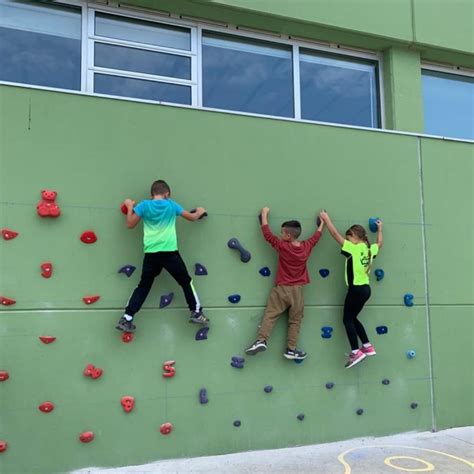 L Escola La Creu Estrena Roc Drom Al Pati Del Centre Ajuntament De