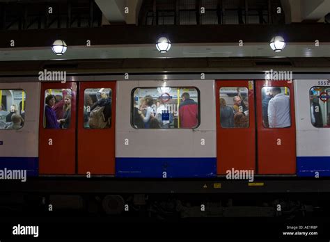 Circle Line Train - Gloucester Road Station - London Underground Stock ...