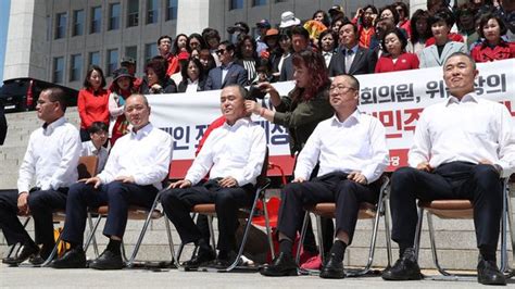 한국당 의원들 국회 계단 앞에서 집단 삭발 네이트 뉴스