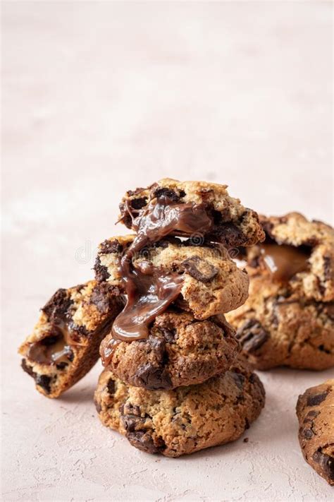 Galletas De Chocolate Rellenas De Caramelo Imagen De Archivo Imagen