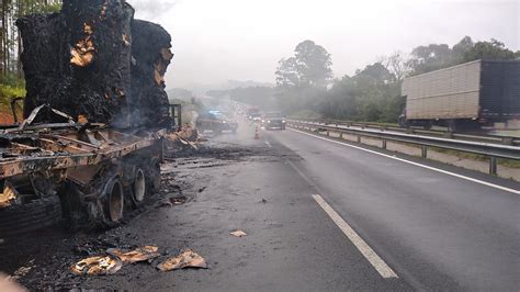 Incêndio toma conta de caminhão carregado bobinas de papel na BR