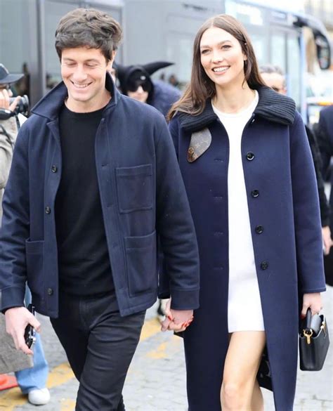 出席Louis Vuitton 2023秋冬男装系列发布秀的超模Karlie……__财经头条