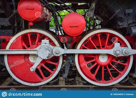 Ruedas De Metal Rojo Dos Ruedas De Locomotora De Vapor Imagen De