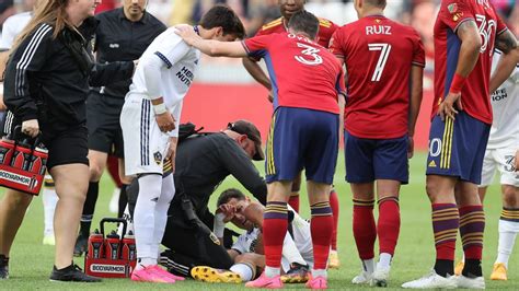 Chicharito Injury La Galaxy Striker Suffers Torn Acl