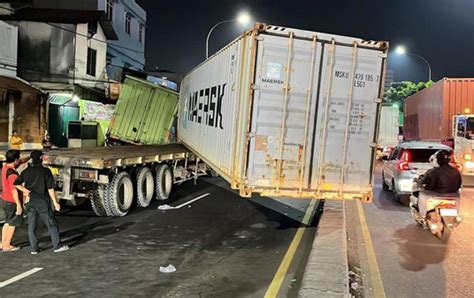 Truk Tabrak Xpander Hingga Rumah Makan Di Bekasi Diduga Sopir Mengantuk