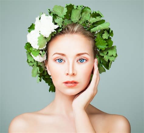 Mulher saudável maquiagem nude tocando sua mão seu rosto cuidados a pele e cosmetologia