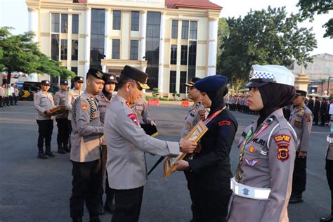 Polisi Ini Terima Pin Emas Kapolri Irjen Rusdi Hartono Bangga