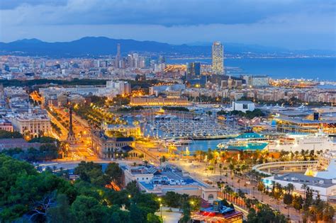 Vista Aérea De Barcelona Por La Noche Cataluña España Foto Premium