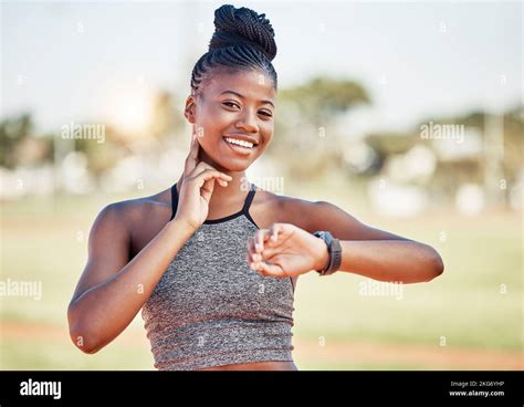 Fitness exercice et femme noire vérifient le pouls après la course l