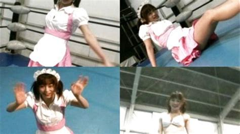 Una doncella en uniforme cambia de bikini mientras se prepara para una pelea ASC Versión