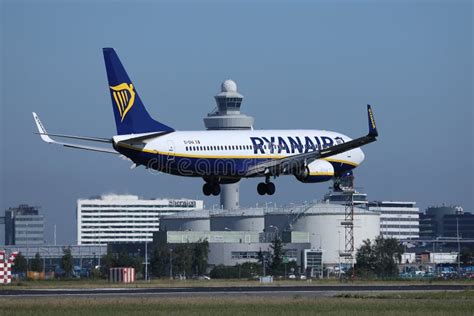 Jet De Ryanair Boeing Volant Jusquaux Destinations De Vacances