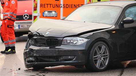 Waldkraiburg Bmw Kracht Mit Voller Wucht In Parkenden Lkw Ein Verletzter