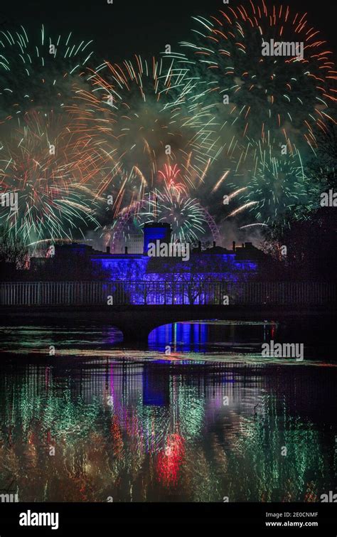 Annual london eye fireworks hi-res stock photography and images - Alamy