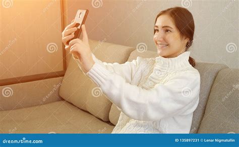 Jeune Fille Prenant La Photo Ou Faisant Le Selfie Dans Sa Chambre