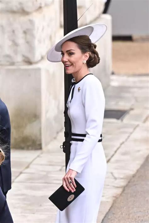 Kate Middleton Princesa De Gales Retorna En Un Conjunto Blanco Con Lazos En El Trooping The