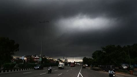 Weather Update Of Wb Rain শনিবার পুজোর কেনাকাটিতে কি জল ঢালবে বৃষ্টি কলকাতা থেকে জেলার