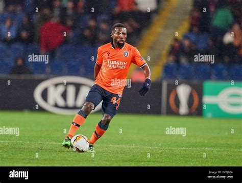 Okechukwu Azubuike Von Istanbul Basaksehir Fk Fotos Und Bildmaterial