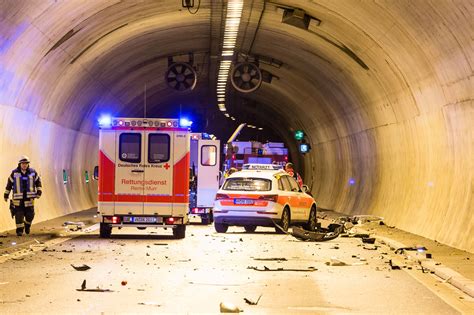 Martinshorn Und Blaulicht Im Tunnel Und Jetzt So Verhalten Sich