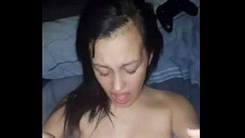 Schöne Brünette saugt einen fetten Schwanz und wird hart gefickt XVIDEOS