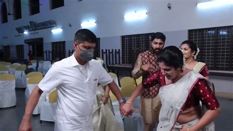 Hot Sexy Malayali Aunty Sexy Wide Tummy And Navel In Traditional Saree Mp Snapshot